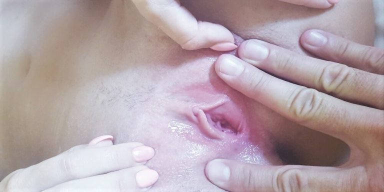 Výstrek na roztiahnutú pičku s prekvapivým bonusom na záver - ukážka